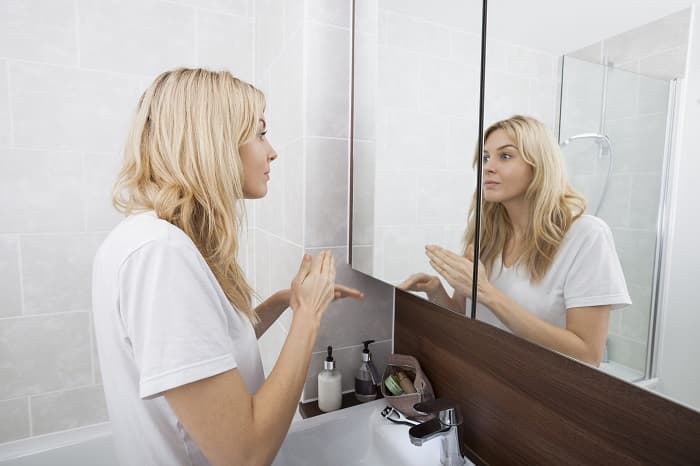 mulher olhando no espelho