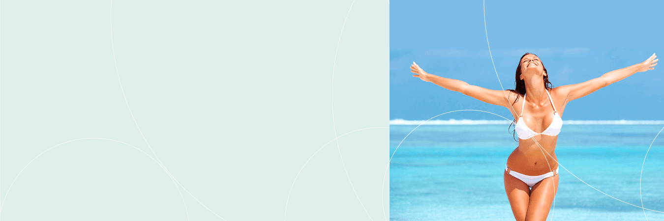 Banner com uma mulher de biquíni branco com os braços abertos em uma praia com água cristalina