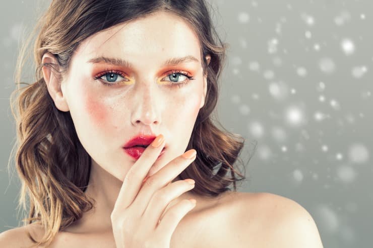 Descubra as vantagens de fazer cirurgias plásticas no inverno Quando se pensa em realizar cirurgias plásticas, muitos pontos devem ser levados em consideração antes da decisão, inclusive quanto ao momento ideal para a realização. A verdade é que não há uma época do ano ideal e outra proibida, pois os resultados dependem de diversos fatores. Entretanto, segundo especialistas, o inverno pode ser uma boa opção, já que é propício ao pós-operatório. Veja a seguir as vantagens de operar quando o clima está mais frio e quais são as melhores cirurgias para o momento. Por que realizar cirurgias plásticas no inverno? De acordo com os dados levantados pela Sociedade Brasileira de Cirurgia Plástica (SBCP), durante a estação do inverno, a procura por cirurgias plásticas aumenta em até 50%. As justificativas são o período de férias escolares e universitárias, que beneficia tanto estudantes quanto mães, como também um pós-operatório melhor. Falando no pós-operatório, alguns pontos positivos podem ser destacados, como por exemplo: Recuperação O inverno tende a causar menos inchaço corporal, o que, como consequência, permite uma recuperação mais rápida, menos dolorosa, com menos retenção de líquidos, além de menos desconfortos e menos risco de hematomas e infecções. Cicatrização Uma recomendação dos médicos após realizar cirurgias plásticas é não expor a cicatriz ao sol. No inverno, não há esse empecilho e ainda existe a proteção pelas peças de roupa. Assim, os riscos de manchas e escurecimento são bem reduzidos. Conforto Alguns dos procedimentos cirúrgicos exigem a utilização de cinta elástica no período de recuperação. No clima frio, é mais confortável esse uso. Repouso As temperaturas mais baixas auxiliam no repouso, já que manter-se deitado embaixo de cobertores é o que mais se deseja no período. Isso facilita que a recuperação não seja interrompida por atividades inapropriadas. Preparação para o verão Por último, mas não menos importante, ao realizar uma cirurgia plástica no inverno, quando o verão chegar e você desejar expor mais seu corpo operado, o pós-operatório terá passado e a recuperação será total. Quais as cirurgias plásticas para fazer no inverno? Abdominoplastia A abdominoplastia tem como objetivo retirar o excesso de pele e gordura da barriga, diminuindo a flacidez e proporcionando um abdômen mais liso e firme. Como é necessária a utilização de cinta elástica, as temperaturas mais baixas ajudam a causar menos desconforto, atrelado a menos inchaço e retenção de líquidos na região operada. Lipoaspiração A lipoaspiração busca retirar o acúmulo de gordura de algumas partes de corpo, remodelando o corpo e harmonizando os contornos corporais. Realizá-la no inverno tem as mesmas vantagens que a cirurgia plástica mencionada anteriormente. Mamoplastia de aumento A mamoplastia de aumento proporciona um aumento no volume dos seios, através de próteses de silicone. No clima frio, utilizar os curativos e o sutiã pós-cirúrgico torna-se bem menos desconfortável. Rinoplastia A rinoplastia é a cirurgia que harmoniza tanto o formato quanto o tamanho do nariz, podendo corrigir, ainda, alguns problemas respiratórios. Na estação mais fria, os resultados da remodelação são vistos mais rapidamente, pois o inchaço é significativamente menor. Gostou e quer saber mais? Agende sua consulta aqui!