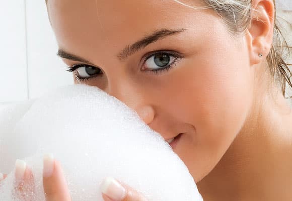 mulher fazendo limpeza de pele