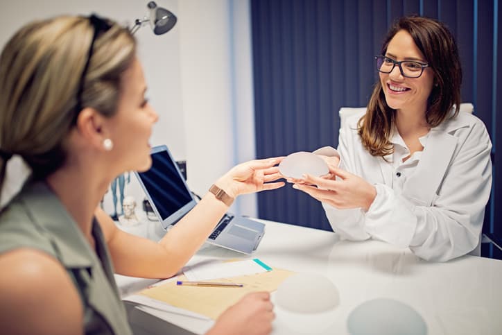 Prótese subglandular e submuscular