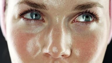 Mulher com a pele muito oleosa