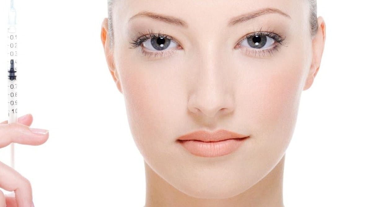 mulher com injeção de botox na mão