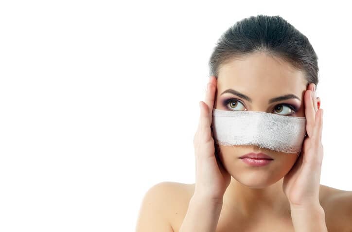 mulher com curativo pós-operatório