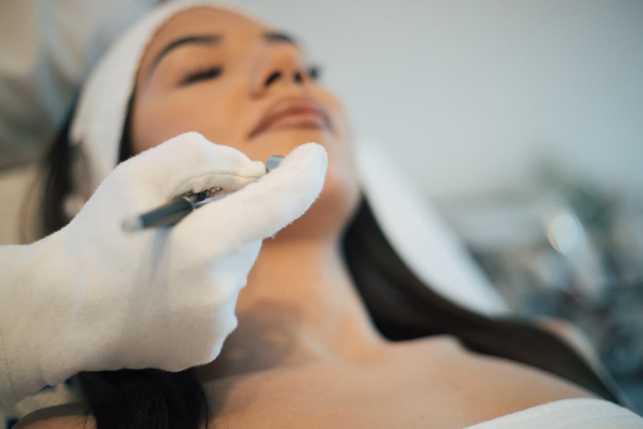 Paciente jovem do sexo feminino durante procedimento estético facial de MD Codes