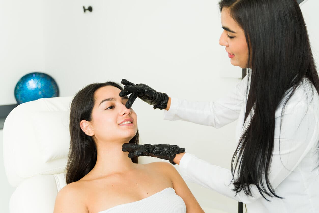 Paciente do sexo feminino em consulta com médica antes de uma rinomodelação
