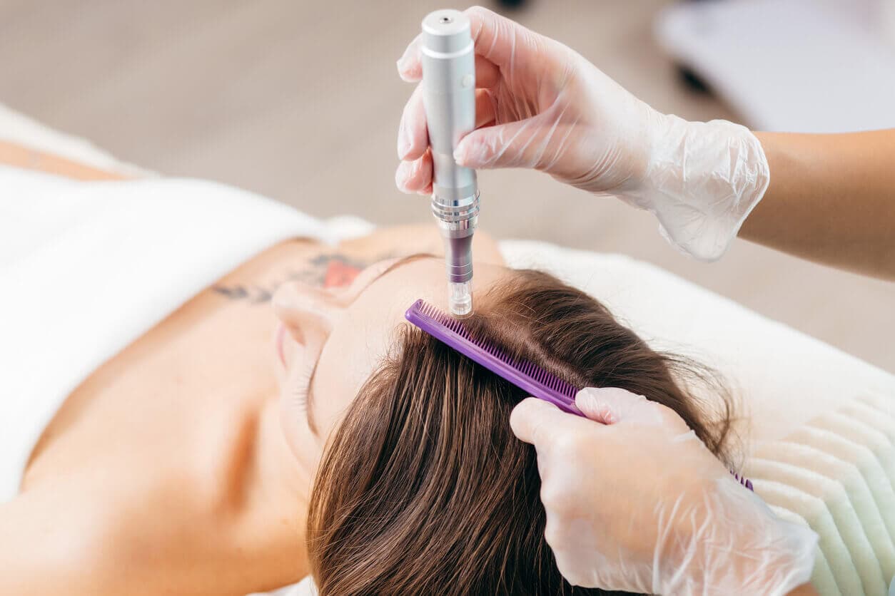 Paciente do sexo feminino realizando tratamento de terapia capilar