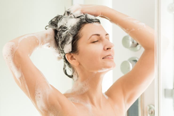 conheça agora os benefícios de lavar o cabelo com água fria.