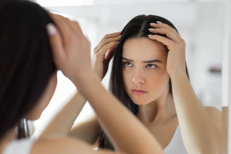 como diferenciar queda de cabelo e alopecia